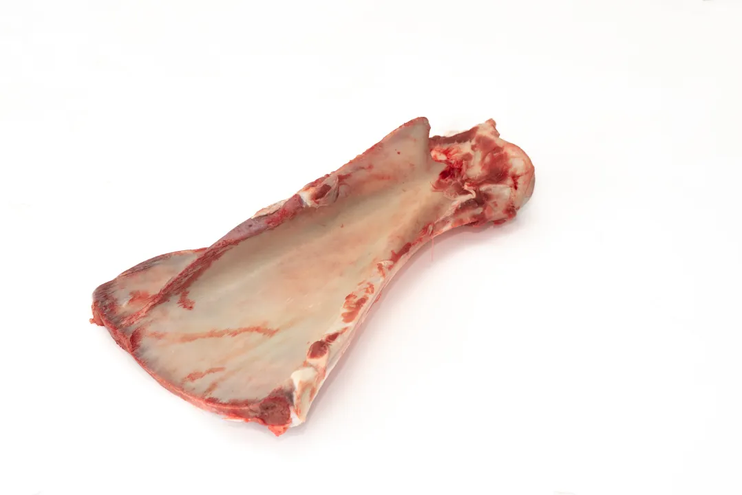 Лопаточная кость говяжья с содержанием мышечной, жировой и соединительной тканей 